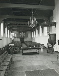 601176 Interieur van de Nederlands-hervormde kerk (Torenstraat 1) te Soest: de kerkzaal met stoelen, de preekstoel en ...